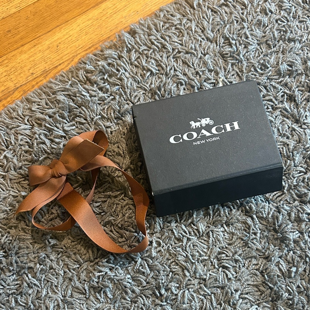 NWT Coach 1941 Turnlock Card Case Tea Rose Studs Black Glovetanned Leather - Picture 2 of 7